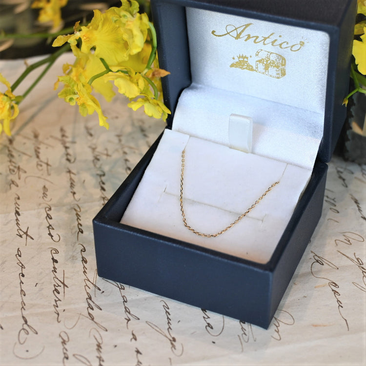 さりげないきらめきの ゴールドネックレス