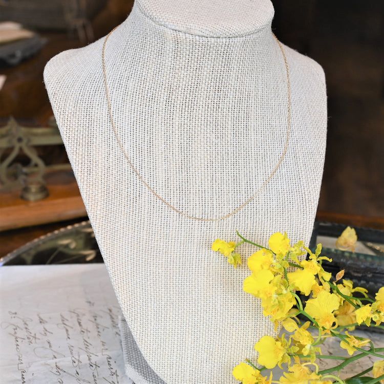 さりげないきらめきの ゴールドネックレス