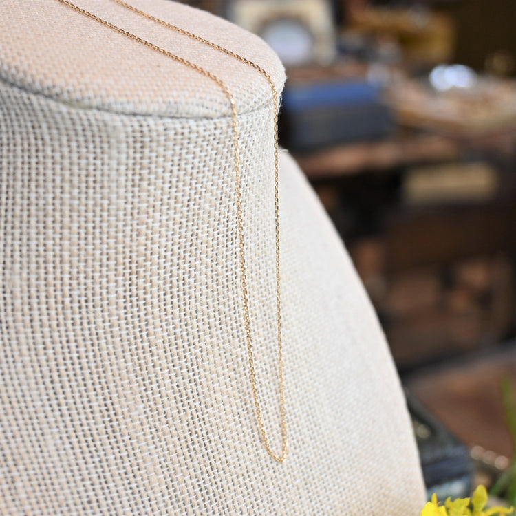 さりげないきらめきの ゴールドネックレス