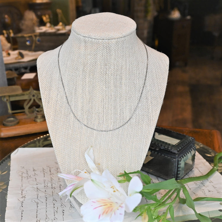 涼し気な プラチナべネチアンチェーン