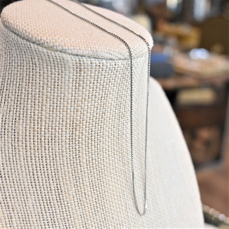 涼し気な プラチナべネチアンチェーン