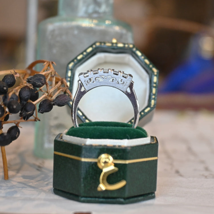 スクエアカットの美しい ダイヤモンドリング