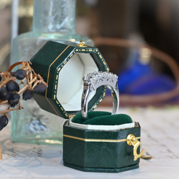 スクエアカットの美しい ダイヤモンドリング