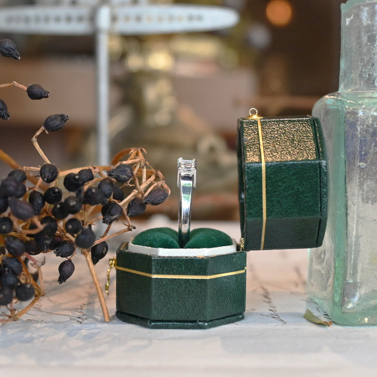 スクエアカットの美しい ダイヤモンドリング