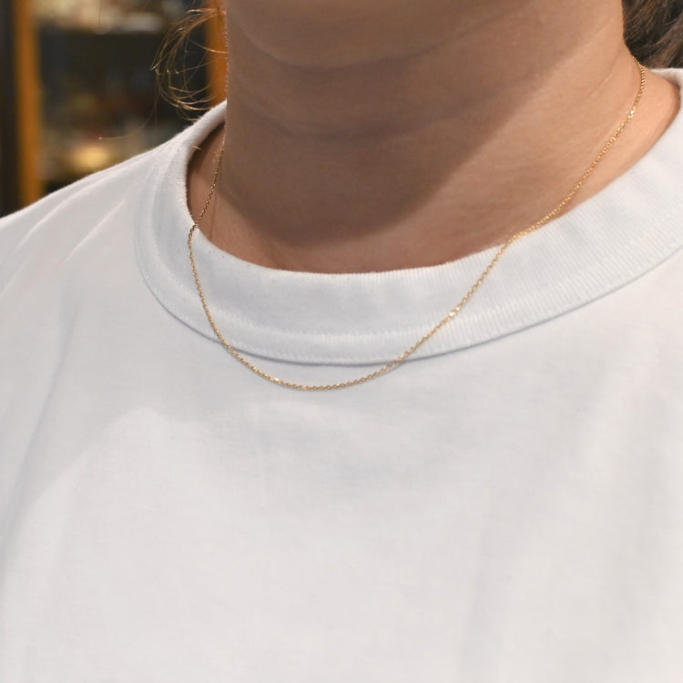 さりげないきらめきの ゴールドネックレス
