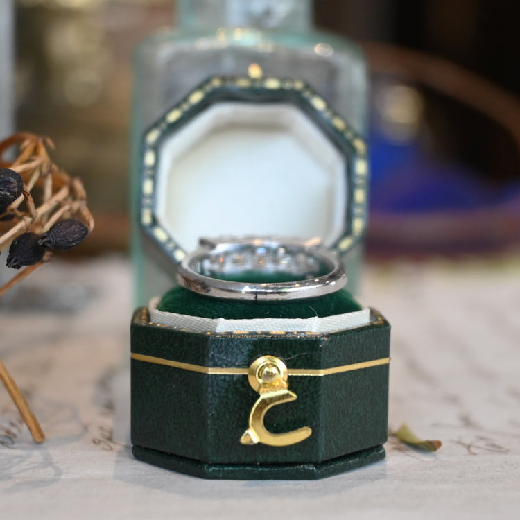 スクエアカットの美しい ダイヤモンドリング