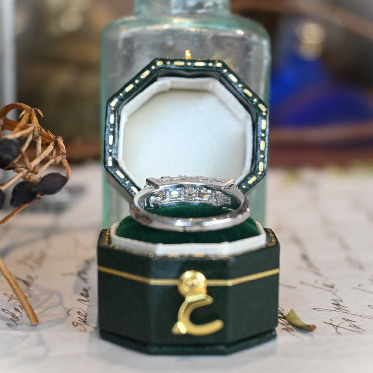 スクエアカットの美しい ダイヤモンドリング