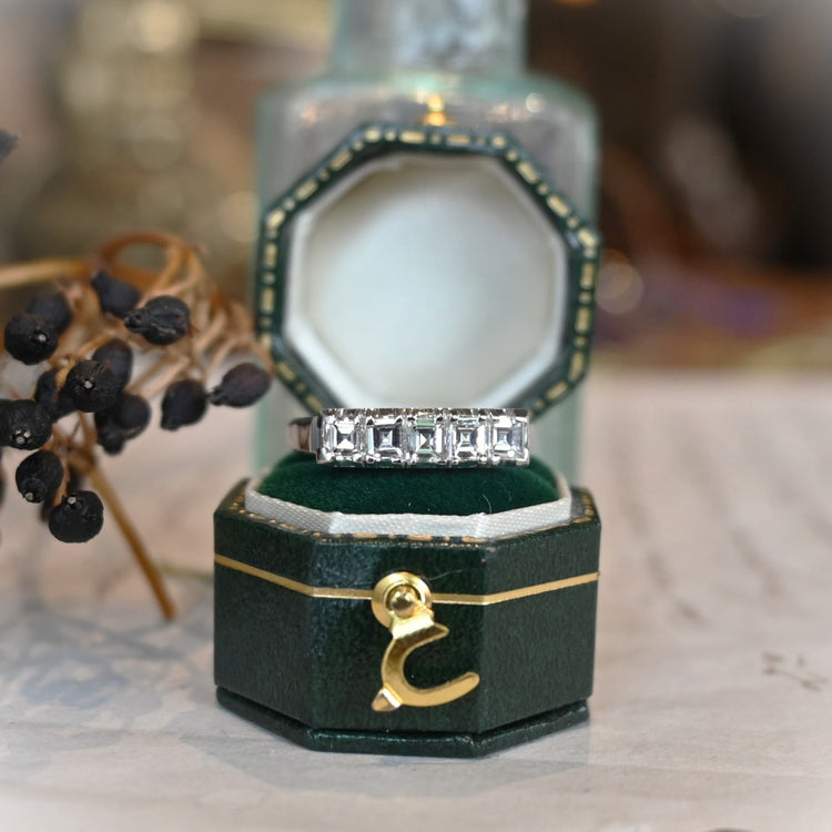 スクエアカットの美しい ダイヤモンドリング