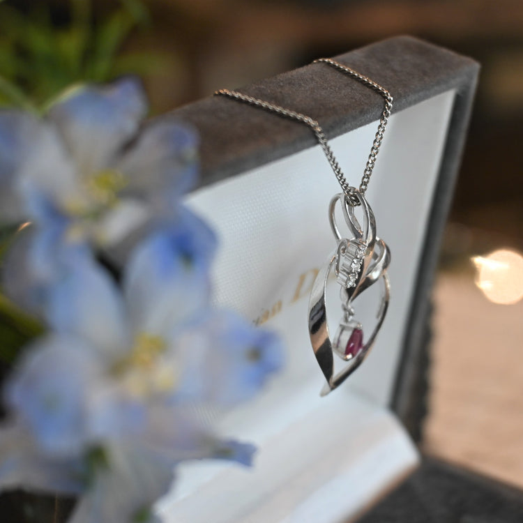 エレガントなルビー トップ