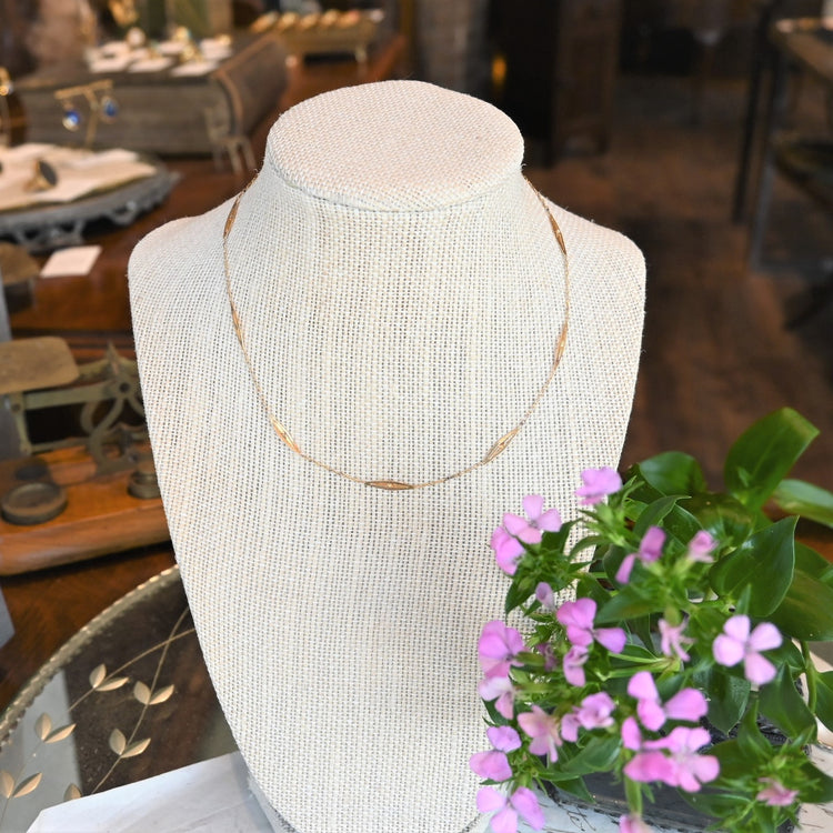 レトロなデザインネックレス