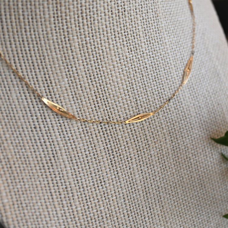 レトロなデザインネックレス