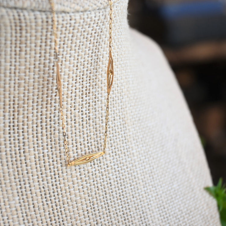 レトロなデザインネックレス