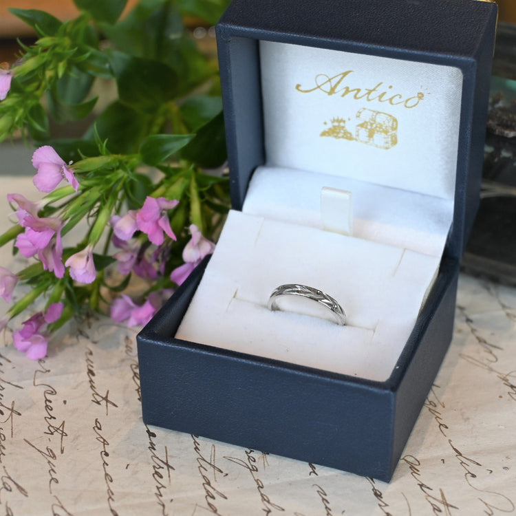 シンプルな彫りが美しい リング