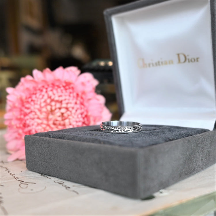 シンプルな彫りが美しい リング