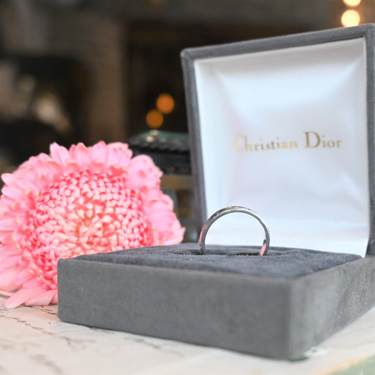 シンプルな彫りが美しい リング