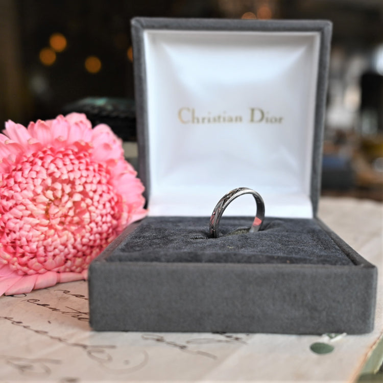 シンプルな彫りが美しい リング