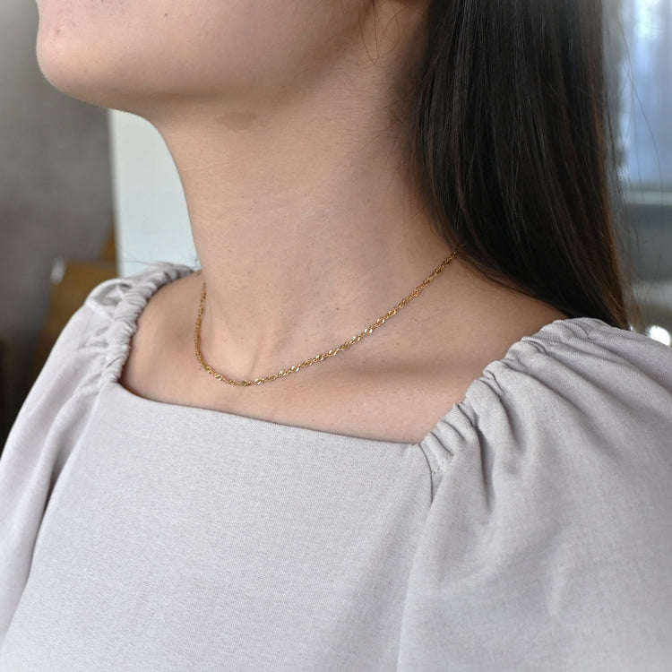 煌めきの美しい スクリューネックレス