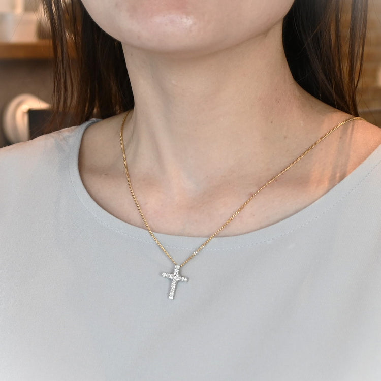 シックなクロスネックレス
