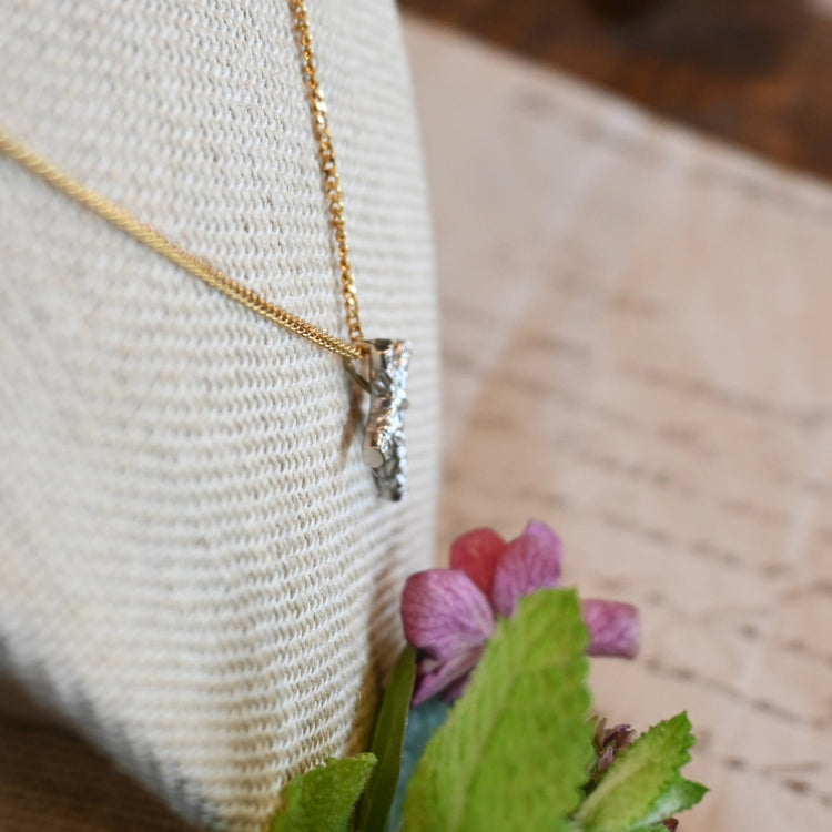 シックなクロスネックレス