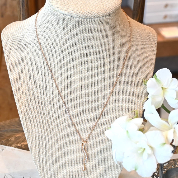 揺れるトップが美しい ネックレス