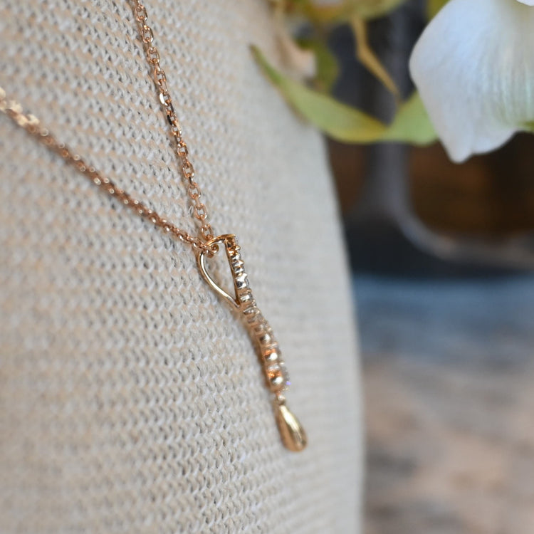 揺れるトップが美しい ネックレス