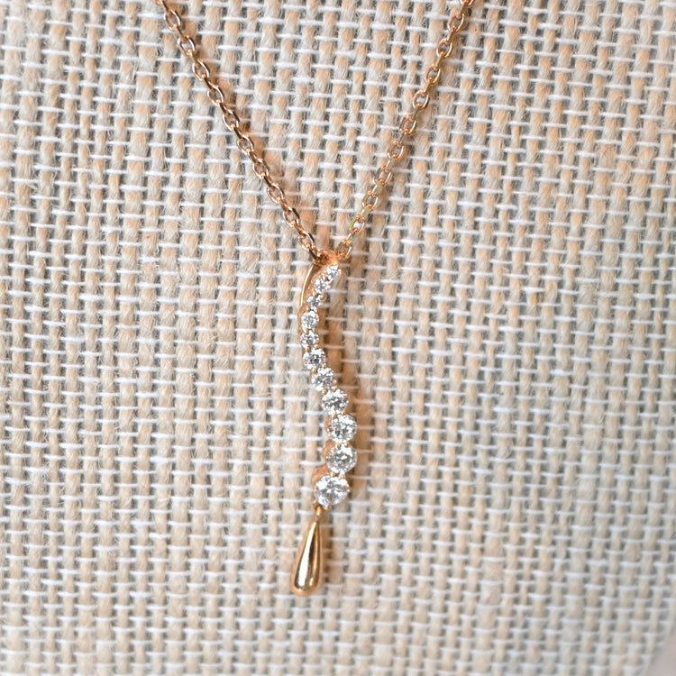 揺れるトップが美しい ネックレス