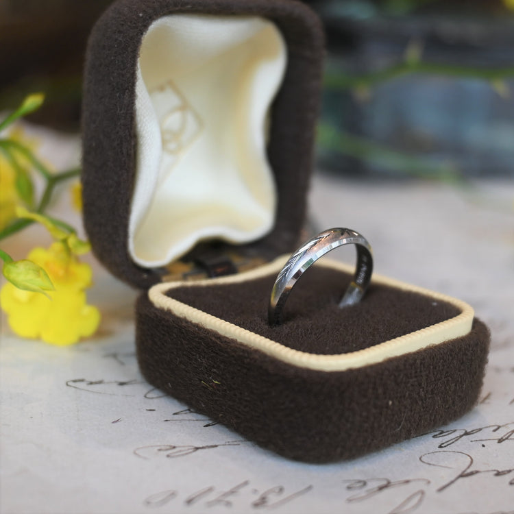 toei crown 彫りがアクセントになった プラチナリング