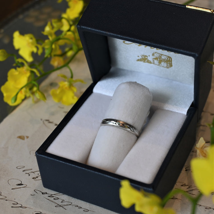 toei crown 彫りがアクセントになった プラチナリング