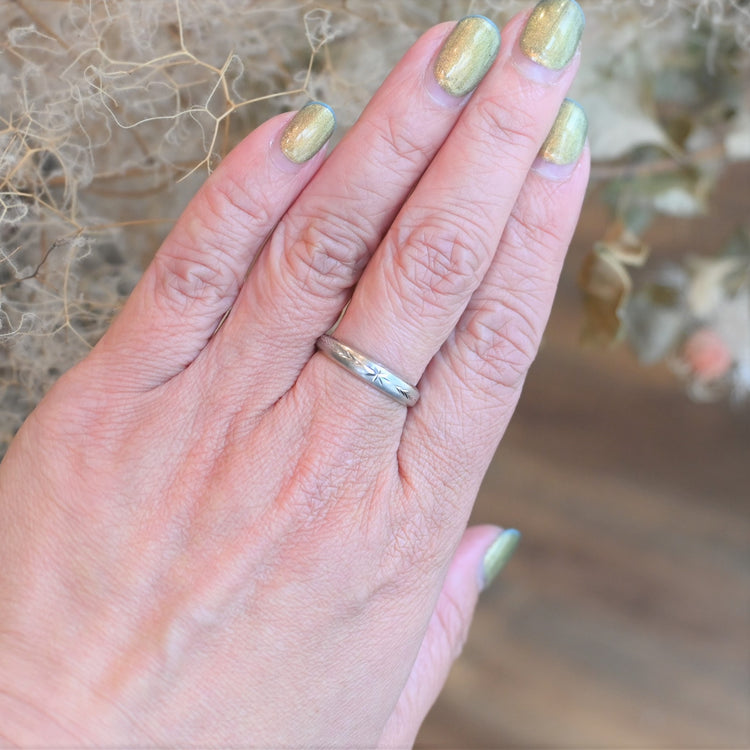 toei crown 彫りがアクセントになった プラチナリング