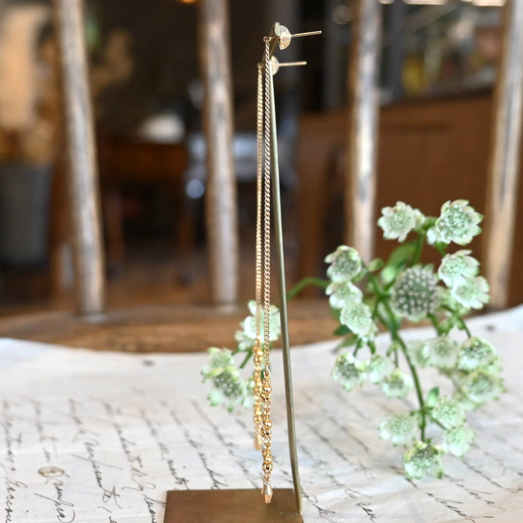 ゴールドパーツ揺れる ロングチェーンピアス