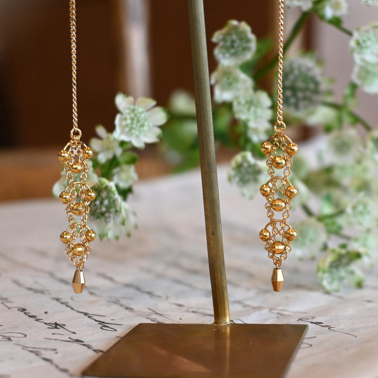 ゴールドパーツ揺れる ロングチェーンピアス