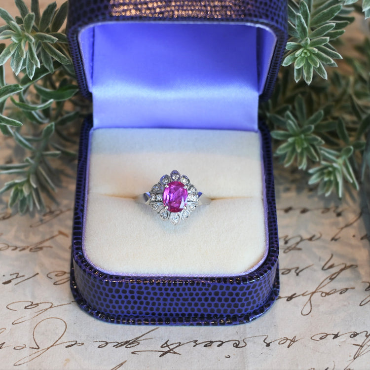 繊細な細工が美しい ルビーリング