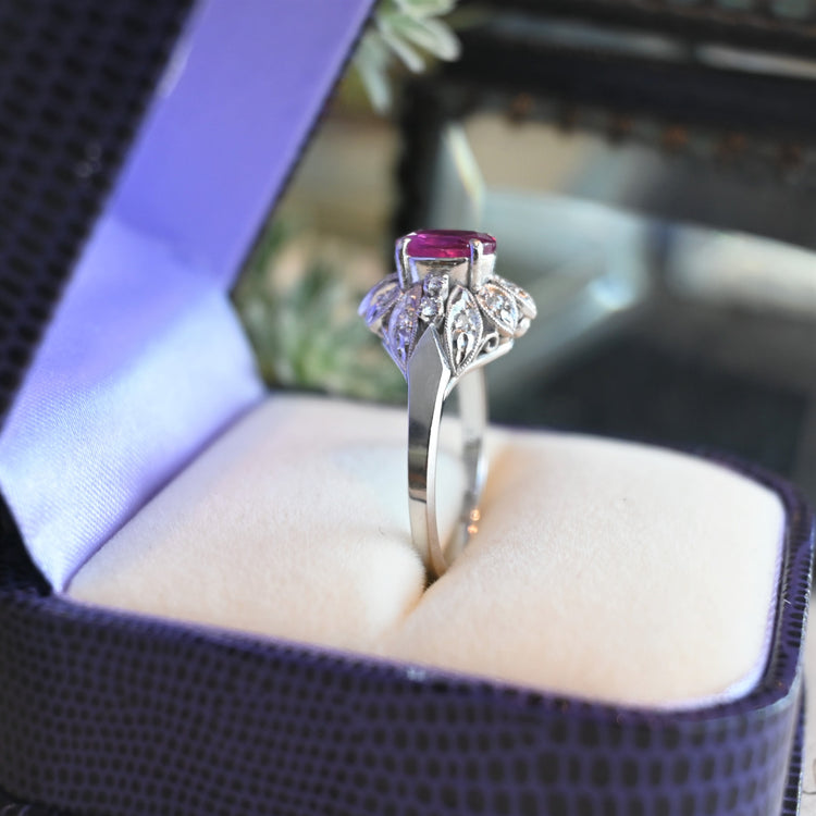 繊細な細工が美しい ルビーリング