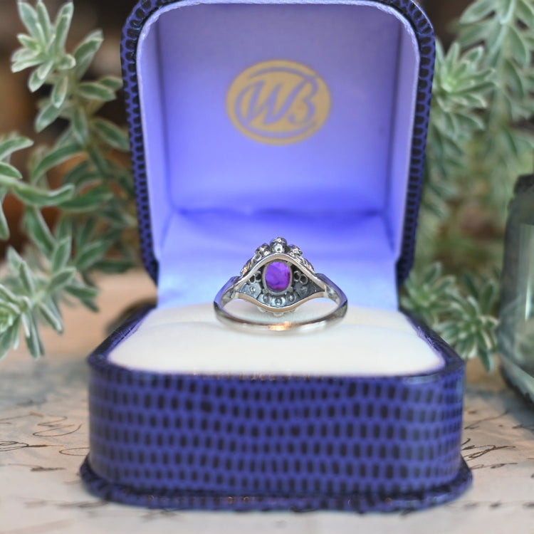 繊細な細工が美しい ルビーリング