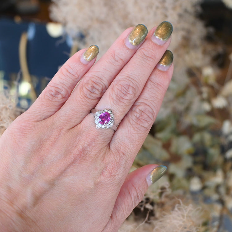 繊細な細工が美しい ルビーリング