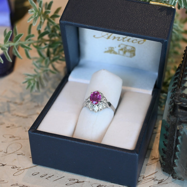 繊細な細工が美しい ルビーリング