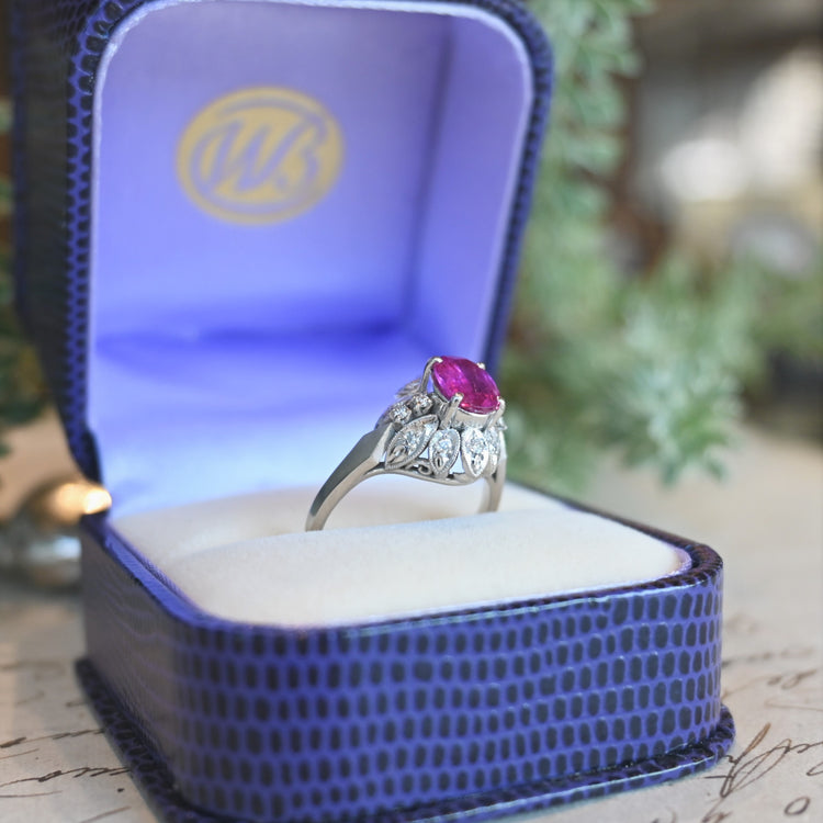 繊細な細工が美しい ルビーリング