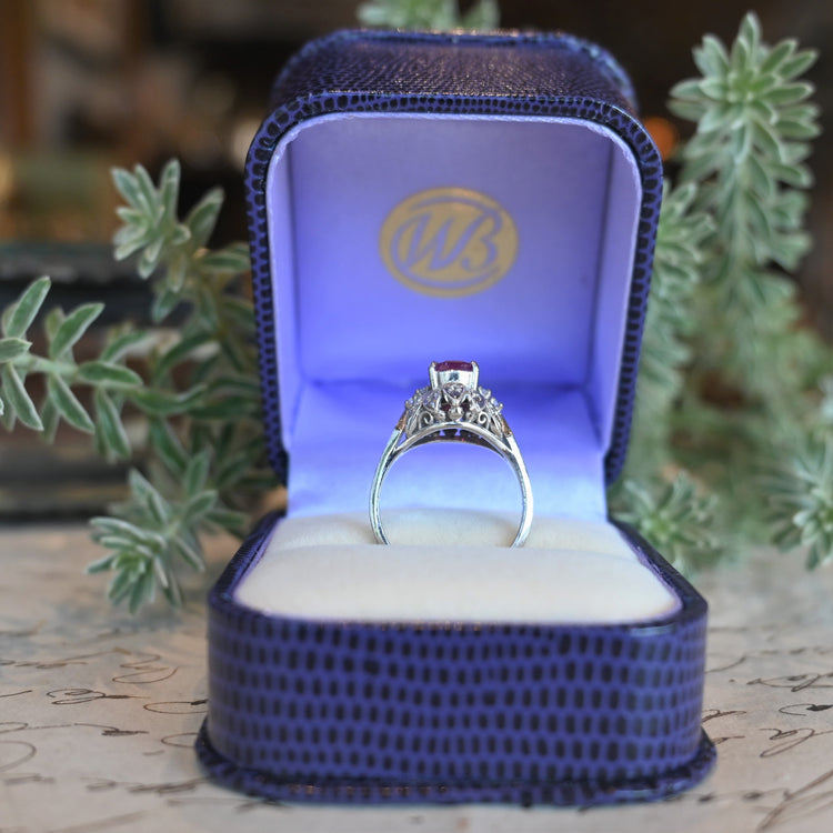 繊細な細工が美しい ルビーリング