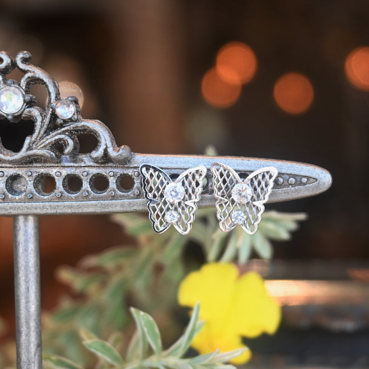 小さな 蝶ピアス