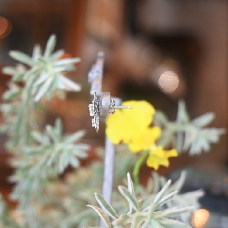 小さな 蝶ピアス