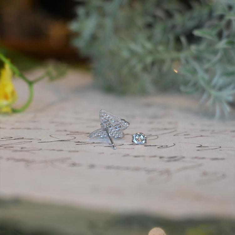 小さな 蝶ピアス