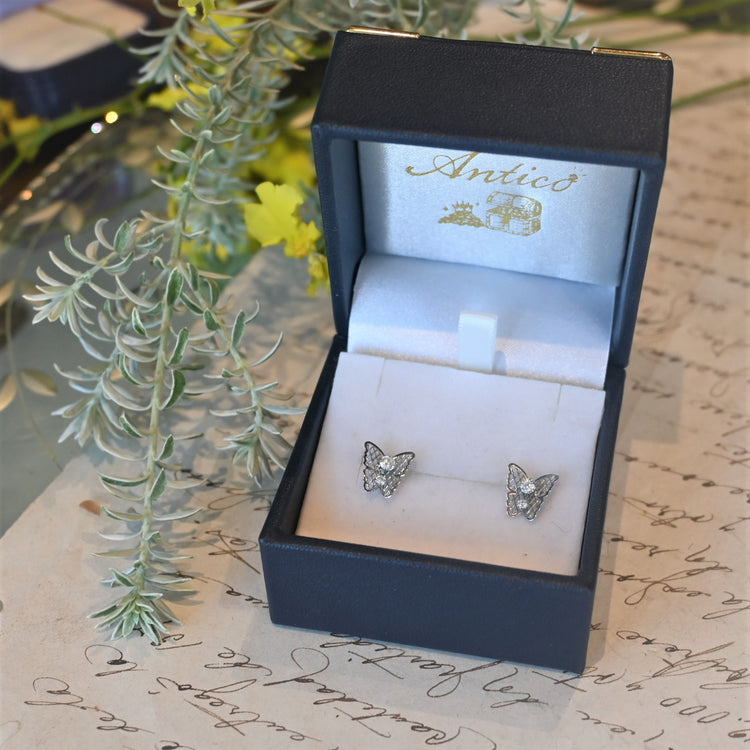 小さな 蝶ピアス