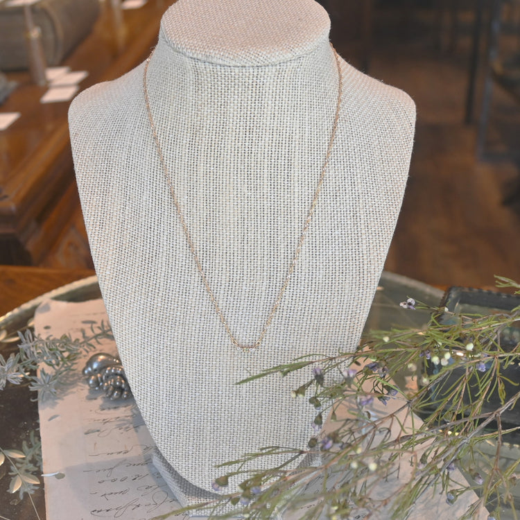 小さなペリドットが可愛らしいネックレス