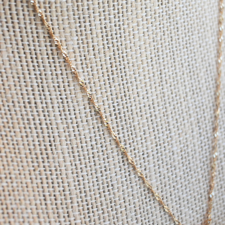 小さなペリドットが可愛らしいネックレス