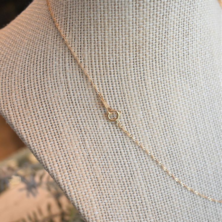 小さなペリドットが可愛らしいネックレス