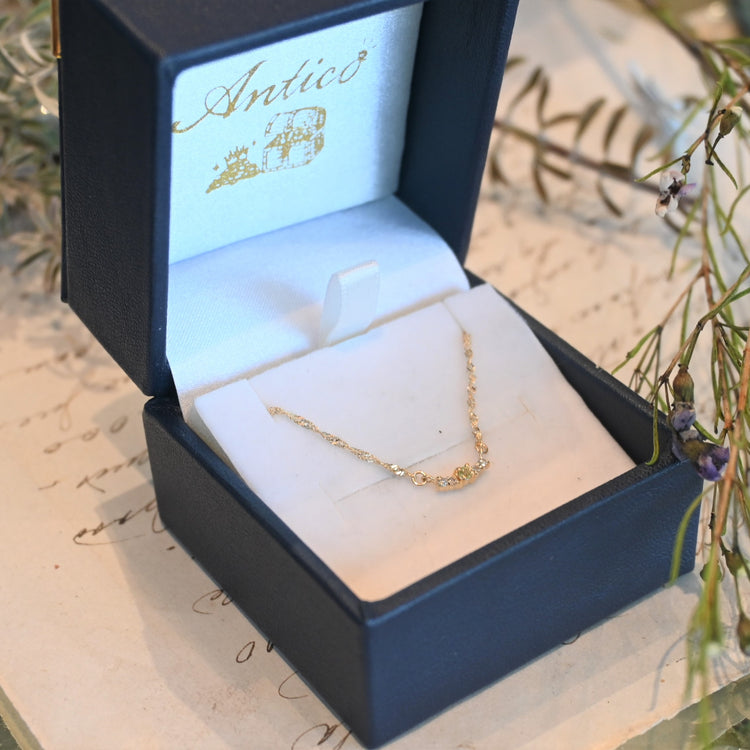 小さなペリドットが可愛らしいネックレス