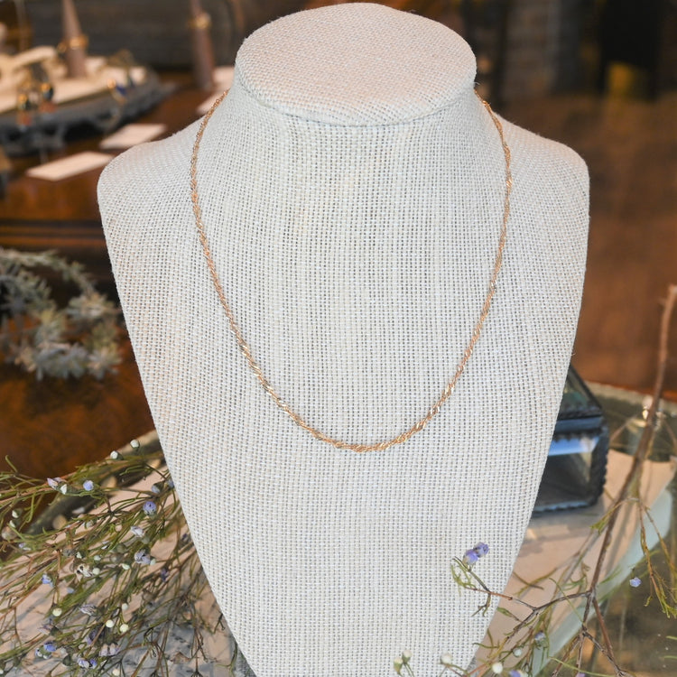 エレガントな スクリューネックレス