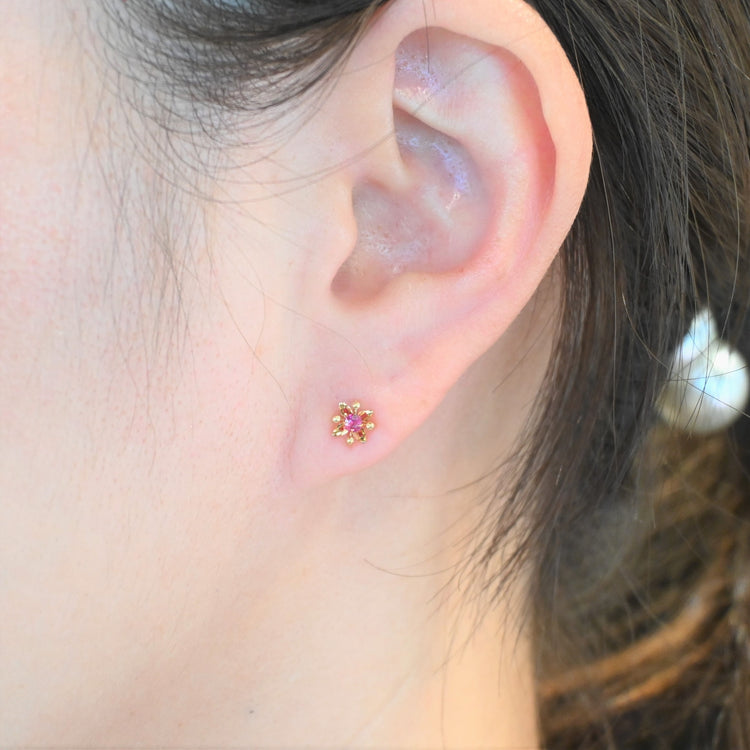 小さくて華やかな ルビーピアス