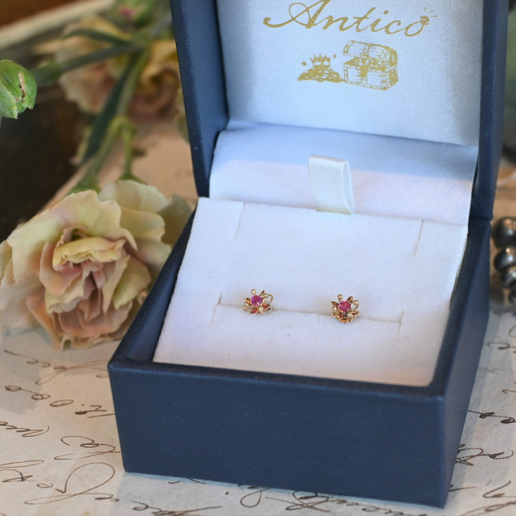 小さくて華やかな ルビーピアス