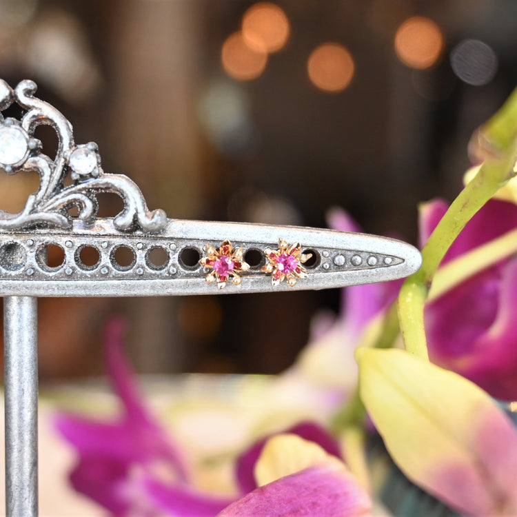 小さくて華やかな ルビーピアス